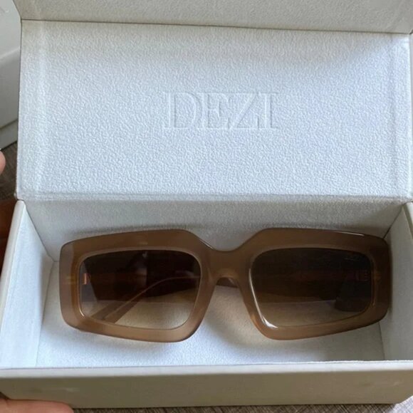 Dezi Read the Room Sunglasses in HONEY MAPLE / UMBER FADED main image 4